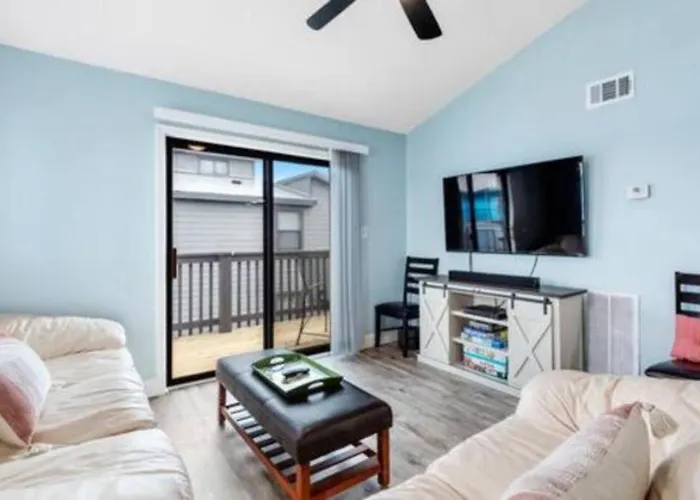 Dog Friendly 2 Bed Condo! Walk To Or Lagoon! *