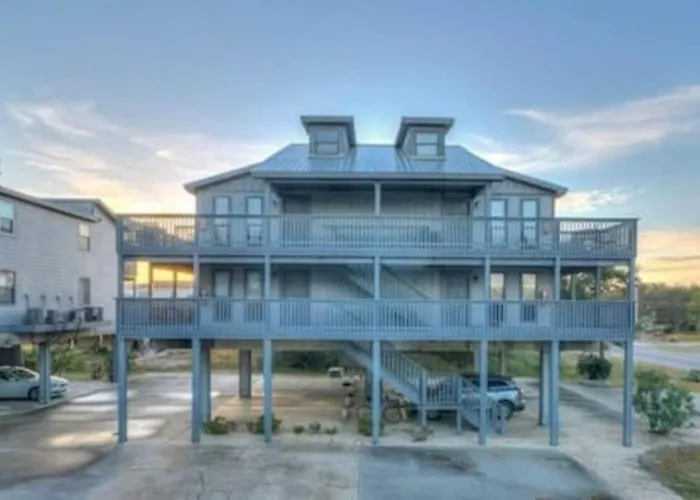 Dog Friendly 2 Bed Condo! Walk To Or Lagoon!