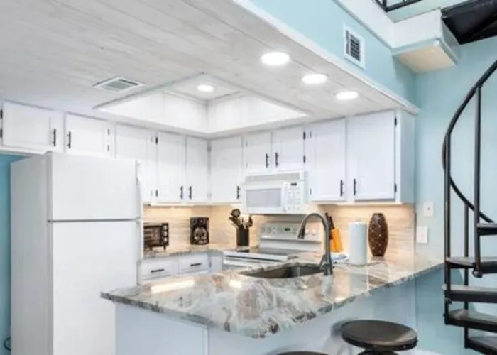 Dog Friendly 2 Bed Condo! Walk To Or Lagoon! Apartment